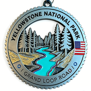 Medalla de recuerdo del Parque Nacional de Yellowstone, Carretera Grand Loop, de aleación de zinc bañada en plata, con emblema patriótico esmaltado y troquelado circular. - Product Image 4