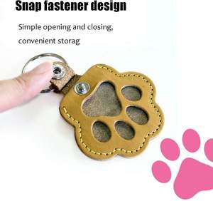 Portachiavi Commemorativo a Forma di Zampa di Gatto o Cane in Alluminio con Capsula Ricaricabile per Conservare il Pelo dell'Animale (3 Pezzi) Include Supporto - Product Image 4
