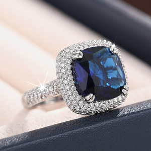 Anello da donna geometrico quadrato e spesso, gioiello di tendenza per matrimonio e fidanzamento, accessorio elegante - Product Image 6