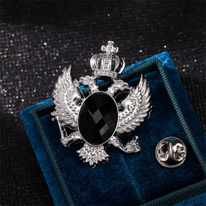 Broche de corbata para hombre estilo retro caballero, diseño de corona King's Trail con diamantes de imitación, chapado en plata, aleación de zinc, cristal esmaltado - Product Image 3