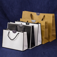 Sacs en papier couché recyclé et en papier kraft avec poignée longue et pelliculage décoratif pour bijoux, vin et vêtements