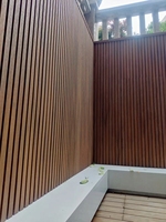 Valla de Pared Moderna para Exteriores de WPC de Segunda Generación, Coextruida, Impermeable, Resistente a la Corrosión, Resistente a los Rayos UV, Ignífuga, Comercial
