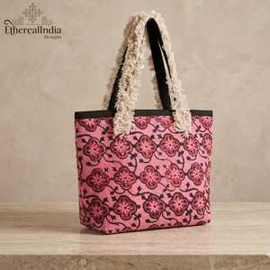 Bolso Tote de Algodón Rosa con Estampado Floral, Bolso de Hombro Hecho a Mano con Flecos, Estilo Boho, Fabricante Mayorista de India - Product Image 4
