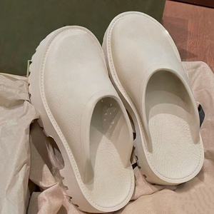 Chaussures plates décontractées en gros, sandales antidérapantes d'extérieur, pantoufles Baotou pour femmes, sandales de plage de style créateur - Product Image 1