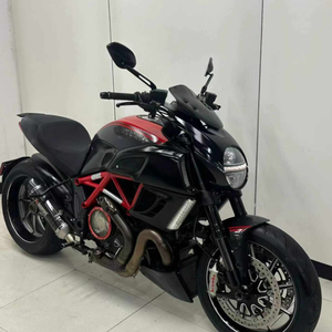 Motocicleta <span class=keywords><strong>Ducati</strong></span> <span class=keywords><strong>Diavel</strong></span> <span class=keywords><strong>1200</strong></span> Cruiser Usada, Excelente Estado. Motor de 1200cc, Bicilíndrico en L, Refrigerado por Líquido, con ABS y Control de Tracción - Product Image 4