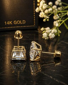 Boucles d'oreilles élégantes en or, taille princesse, carrées, avec diamants CZ et fermoir sécurisé - Product Image 2