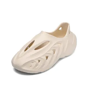 2023 Nova moda cor sólida respirável Eva tamancos sapatos confortáveis sandálias planas praia do verão para homens