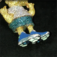 Pendentif Fin Bijou Personnage de Dessin Animé Charme Hip Hop Iced Out Simulation Glock Simpson