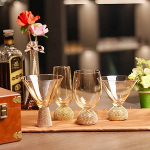 Verre à <span class=keywords><strong>martini</strong></span> 260-450 ml, nouveau modèle 2022, tige épaisse, forme unique, décoration en diamant, cadeau d'affaires durable - Product Image 4