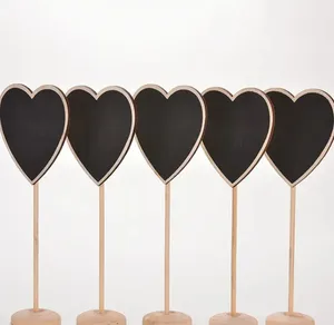 Kalp Mini ahşap ahşap kara tahta tahta üzerinde sopa yer tutucu masa numarası düğün hediyesi