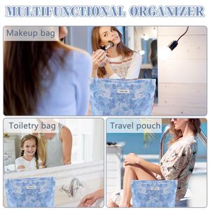 กระเป๋าจัดระเบียบเครื่องสำอางสีน้ำเงินขนาดใหญ่สำหรับผู้หญิงกระเป๋าเครื่องสำอางลายนูนลายดอกไม้น่ารักแบบพกพาสำหรับใช้ในการเดินทาง - Product Image 5