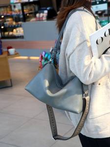 2026 ใหม่กระเป๋าหนังแท้พรีเมี่ยมกระเป๋าสะพายแฟชั่นย้อนยุคความจุขนาดใหญ่กระเป๋าสตรีกระเป๋าแนวทแยงแบบเรียบง่าย - Product Image 4