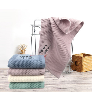 Toalla Facial de Algodón Puro con Textura Waffle, 35x75cm, Antibacteriana, Transpirable, Absorbente, con Bordado Personalizado, Ideal para Regalo - Product Image 1