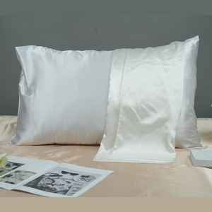 Set di <span class=keywords><strong>Federe</strong></span> in Raso <span class=keywords><strong>Rosa</strong></span> Imitazione Seta con Logo Personalizzato, Confezione Scrunchie, Elastico per Capelli, Mascherina per Dormire di Lusso - Product Image 3