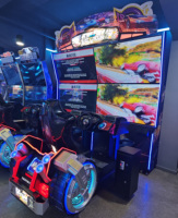 Machine de jeu de course HD multi-écrans à deux places, équipement d'arcade commercial à monnayeur pour centre commercial et aire familiale intérieure