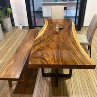 Meubles d'extérieur industriels, forme naturelle, bord vif, table à manger en bois de noyer rustique de grande taille à vendre