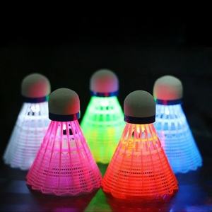 Balles <span class=keywords><strong>de</strong></span> <span class=keywords><strong>Badminton</strong></span> lumineuses LED <span class=keywords><strong>nuit</strong></span> Fluorescent résistant en plastique Nylon Stock en vrac pour une utilisation sportive <span class=keywords><strong>Badminton</strong></span> fabriqué - Product Image 1