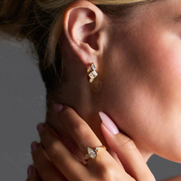 Boucles d'oreilles créoles Gemnel à trois pierres serties clos, en argent sterling avec zircon blanc taille Asscher et taille poire, bijoux fins pour femme