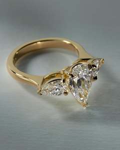 Bague de fiançailles moderne en or massif avec diamant de laboratoire taille brillant poire pour femme, sertie à griffes, bijou raffiné, cadeau idéal - Product Image 1