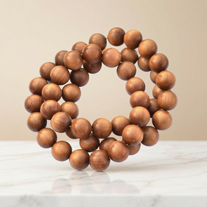 Riddhi Siddhi - Cuentas de Mala de Sándalo Tibetano, 108 Cuentas Redondas Naturales de Color Marrón Dorado Oscuro de Rajasthan - Product Image 1