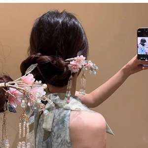 กิ๊บติดผมสไตล์โบราณประดับดอกไม้ฮั่นฝู พร้อมพู่มุกหรูหรา สไตล์จีนสำหรับผู้หญิง กิ๊บติดผมประดับดอกไม้มุกพู่ห้อยสำหรับมวยผม - Product Image 3