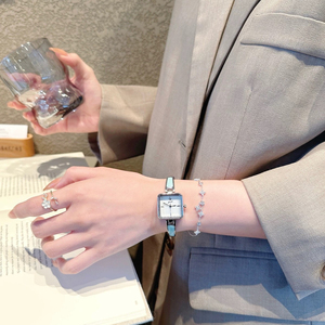 Reloj de Cuarzo para Mujer, Resistente al Agua, Esfera Cuadrada Pequeña, Brazalete de Lujo Ligero - Product Image 2
