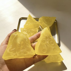 Origineel feestelijk stressverlichtend cadeau: transparante honingdriehoek kaas squishy speelgoed van kokosolie, vaseline en maltose, niet-terugverende knijpfiguur - Product Image 1
