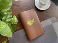 Couverture de menu pliable A5 en similicuir rétro classique avec inscription « Menu » en relief doré, adaptée aux dossiers de menu de restaurant et de café