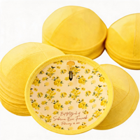 Gele zachte custom kippa met bloemenprint binnenkant, gepersonaliseerde print kippot, Joodse geschenken voor Joodse Bat Mitzvah bruiloftfavoren