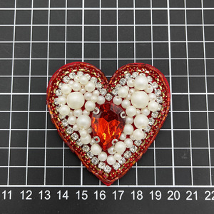 Parche <span class=keywords><strong>de</strong></span> <span class=keywords><strong>fieltro</strong></span> con forma <span class=keywords><strong>de</strong></span> corazón y flores bordadas con cuentas <span class=keywords><strong>de</strong></span> cristal, accesorios <span class=keywords><strong>de</strong></span> costura para ropa, reparación DIY, insignia para sombrero y bolso, estilo bordado - Product Image 2