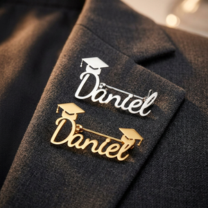 Broche Personalizado con Nombre para Graduación, Chapado en Oro de 18K al Vacío, Acero Inoxidable, Pin de Solapa con Letra Personalizada, Regalo - Product Image 4