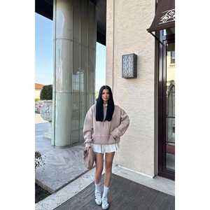 Sudadera con Capucha Beige de Alta Calidad para Mujer con Diseño Bordado en E, Material de Seda, Estampado Puff y Técnicas de Pedrería - Product Image 1