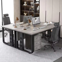 Bureau de direction en forme de L avec plateau en bois grainé, structure en métal noir, pieds à lattes ventilées et armoire de rangement mobile