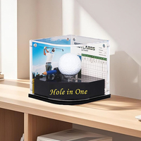 Boîte de rangement transparente en acrylique moderne et personnalisable pour présentoir de balles de golf, base noire, idéale pour les coupes de golf.