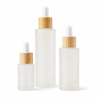 Vente en gros de flacons compte-gouttes en verre givré de 20 à 100 ml avec bouchon en bambou pour sérum facial, huile essentielle, emballage de produits de soin de la peau