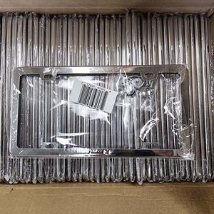 ملحقات حامل لوحة رقم السيارة الأمامية والخلفية تغطي عبوتين من الفولاذ المقاوم للصدأ باللون الأسود المقاوم للصدأ مزودة بإطارات لوحة أرقام السيارة المصنوعة من الكروم - Product Image 5