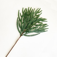 Feuilles de pin en plastique Fausses fleurs décoratives fausses aiguilles de pin de Norfolk artificielles de branche de verdure unique