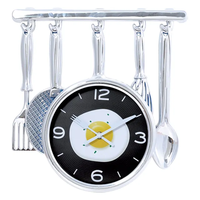 Freidora moderna con diseño de cocina, cuchara, tenedor, reloj de pared decorativo