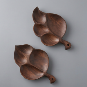 Assiettes de service élégantes en bois en forme de feuille, faites à la main, en bois brun foncé, design minimaliste pour les dîners de fête - Product Image 1