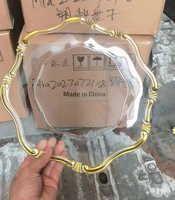 Assiettes de chargeur de luxe élégantes nouveau design en plastique mariage personnalisé or jante garniture récif clair plaque de chargeur pour événement