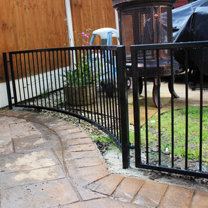 Valla de seguridad clásica para perros de hierro forjado para exteriores y puerta personalizada para patio trasero, corralito de seguridad para mascotas, valla de barrera para ejercicios - Product Image 1