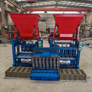 Esta asequible máquina para fabricar ladrillos 4-35 puede integrarse con una mezcladora y una cinta transportadora para crear una producción altamente eficiente - Product Image 1