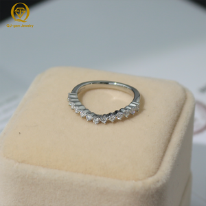 Anillo Unisex Minimalista de Lujo Discreto, Diseño en Forma de V, Diamante de Laboratorio de Alta Calidad, Certificado IGI, Platino, Personalizado para Uso Diario - Product Image 2