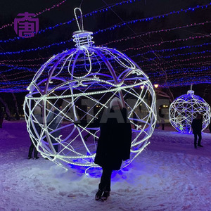 Décoration d'arche de Noël symétrique avec un arrangement équilibré de boules LED pour un design festif raffiné - Product Image 5