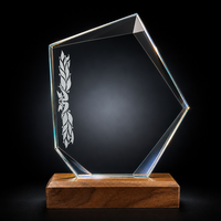 Trophée personnalisé en cristal avec base en bois de noyer massif et plaque en verre gravée pour la reconnaissance d'entreprise et la reconnaissance des employés