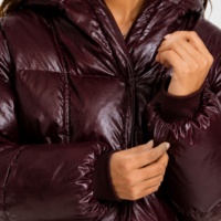 Veste matelassée à capuche pour femme, bordeaux foncé, en similicuir, manteau d'hiver brillant, isolé, matelassé, style bomber, parka, vêtement d'extérieur