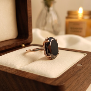 Bague de fiançailles et de mariage solitaire en or massif 18 carats avec diamant de laboratoire VVS, taille ovale classique, sertie à griffes, 2 carats, certifiée IGI - Product Image 3