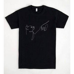 Paw Five di Explicitdesign T-shirt nera con disegno artistico di cane, taglia unisex per adulti - Product Image 1
