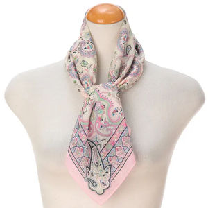 Écharpe en soie satinée à motif floral, idéale pour les femmes, écharpe carrée luxueuse et grande. - Product Image 5