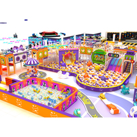 Aire de jeux intérieure commerciale avec toboggan souple, piscine à balles, trampoline, parcours d'obstacles et manège